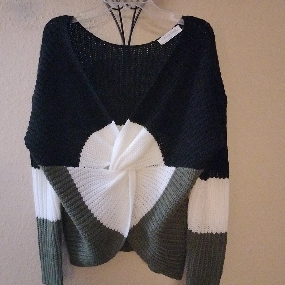 Full Circle Trends Blk/Grey/White Vneck Crop Sweater size Small